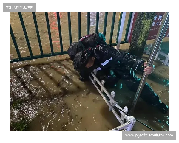 雨中坚守医疗团队紧急救援受伤球员担架队冒雨驰援赛场 雨中坚守医疗团队紧急救援受伤球员担架队冒雨驰援赛场